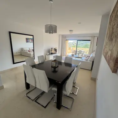 Sale of middle floor apartment in Benahavís
