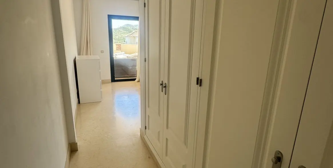 Sale of middle floor apartment in Benahavís 7