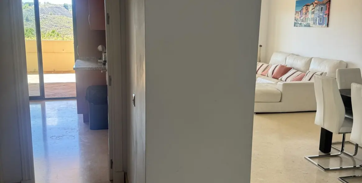 Sale of middle floor apartment in Benahavís 9
