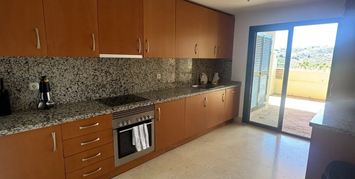 Sale of middle floor apartment in Benahavís 11
