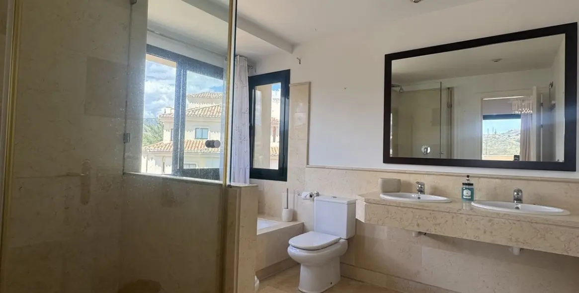 Sale of middle floor apartment in Benahavís 16
