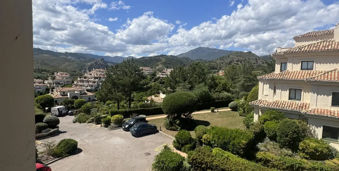Sale of middle floor apartment in Benahavís 18