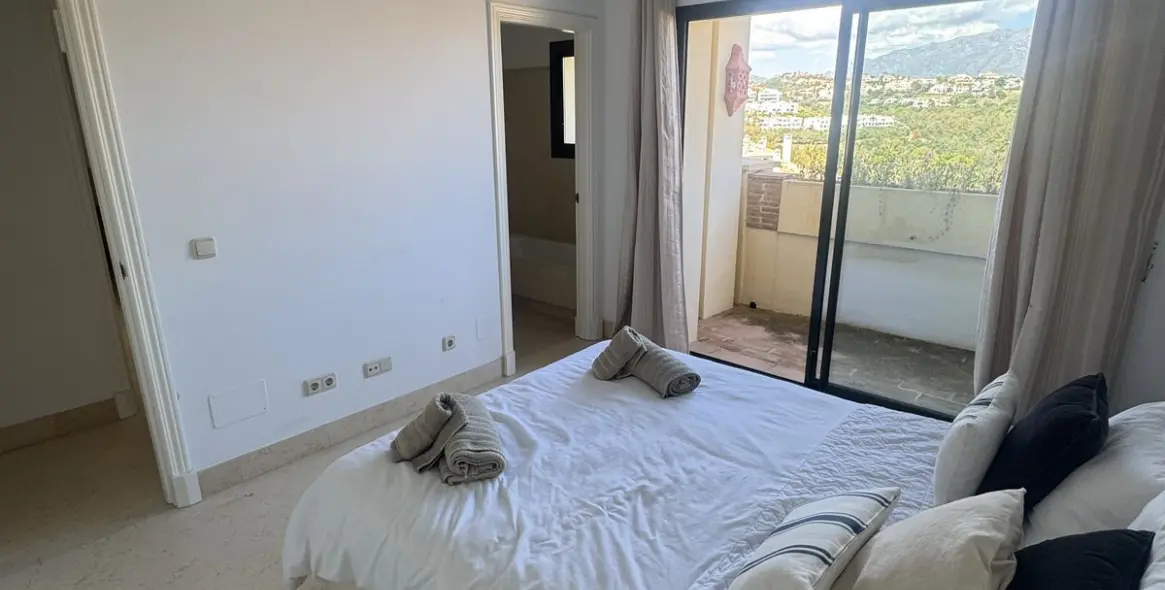 Sale of middle floor apartment in Benahavís 21