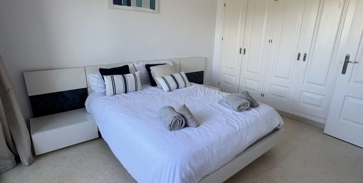 Sale of middle floor apartment in Benahavís 24
