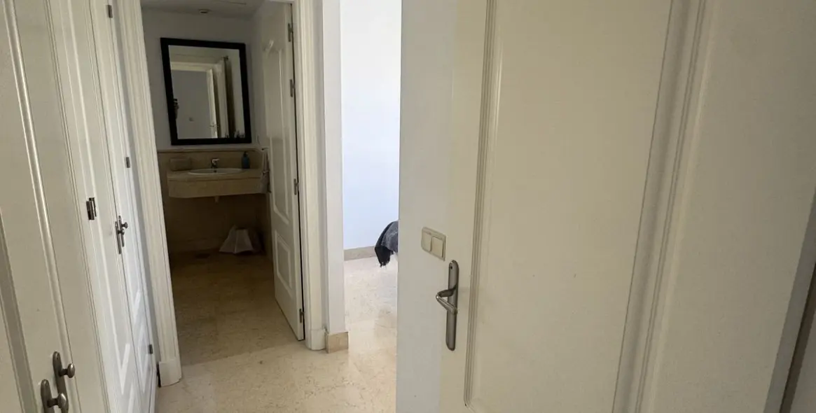 Sale of middle floor apartment in Benahavís 25