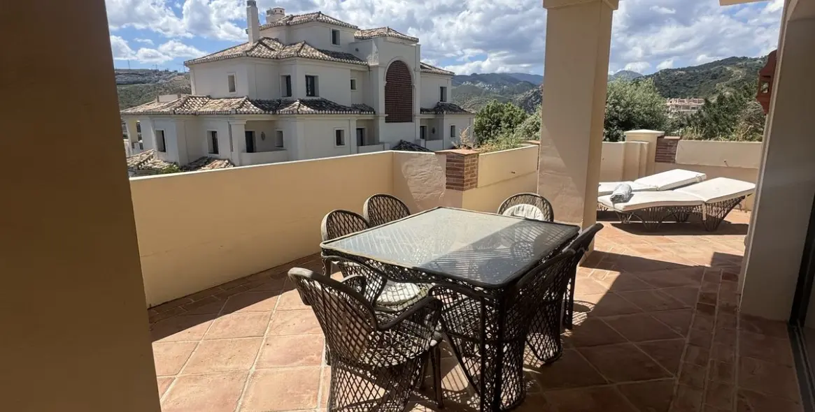 Sale of middle floor apartment in Benahavís 43