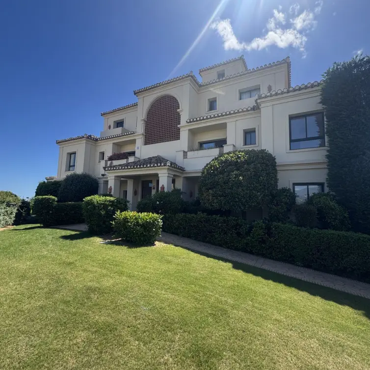 Venta de apartamento en planta media en Benahavís