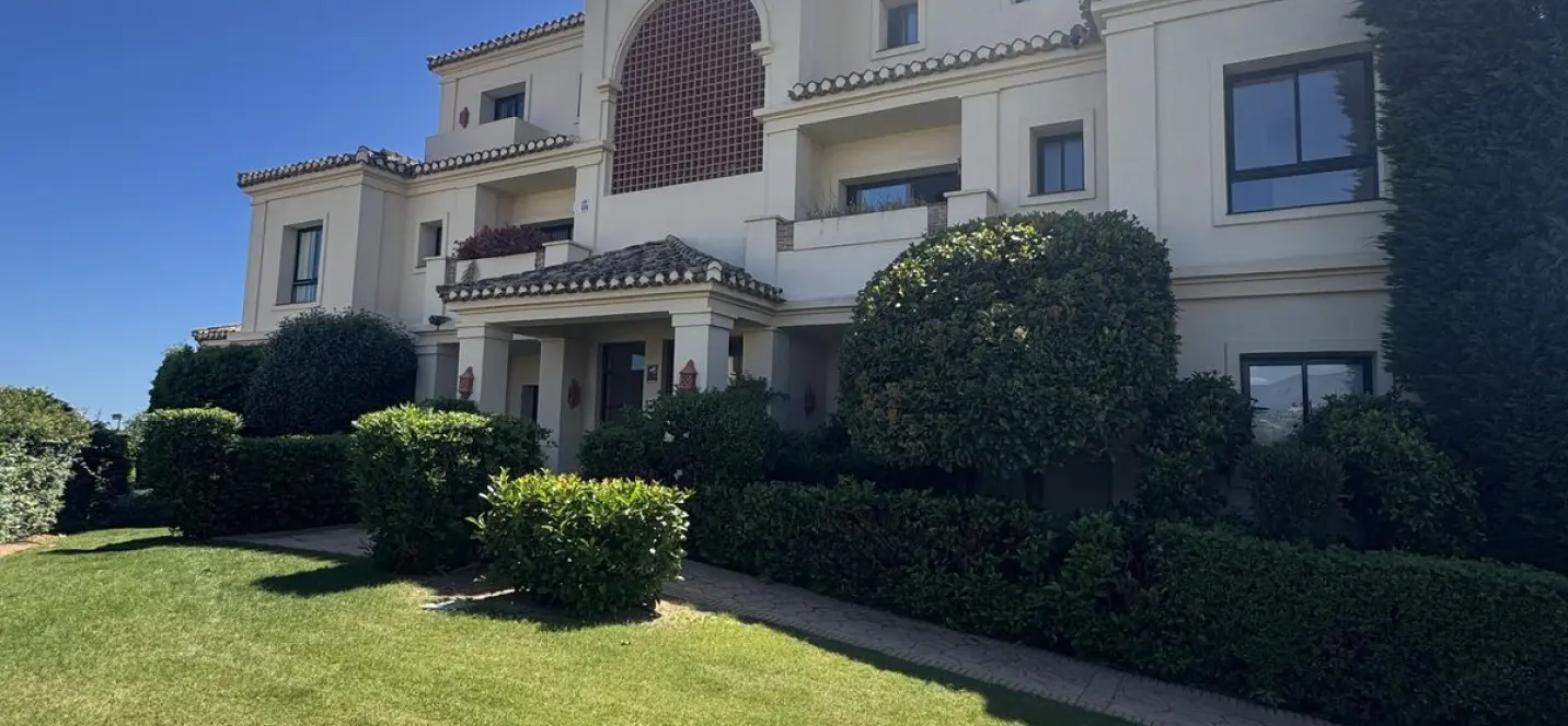 Venta de apartamento en planta media en Benahavís 0