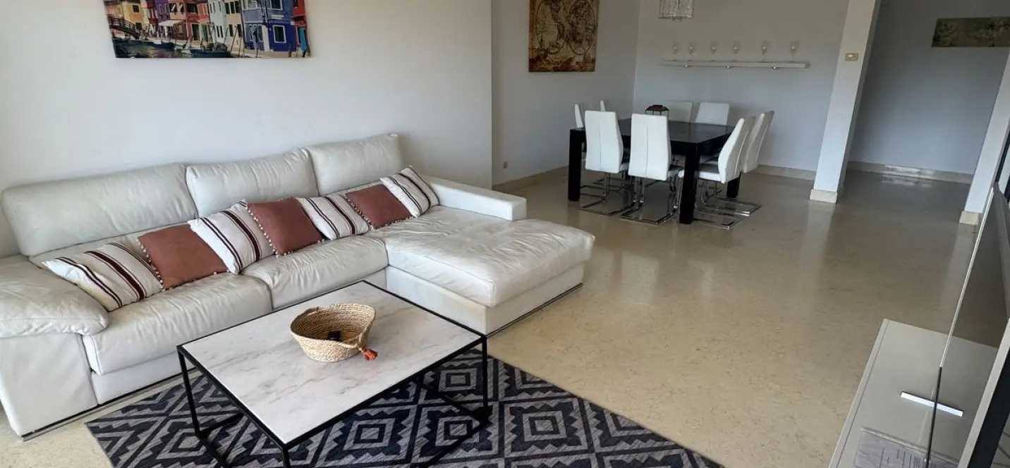 Venta de apartamento en planta media en Benahavís 1