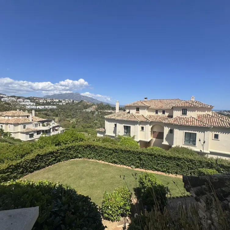 Venta de apartamento en planta media en Benahavís