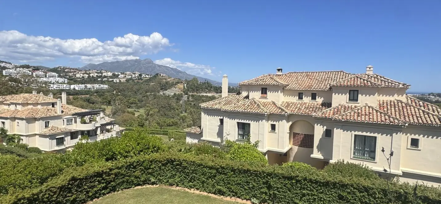Venta de apartamento en planta media en Benahavís 2