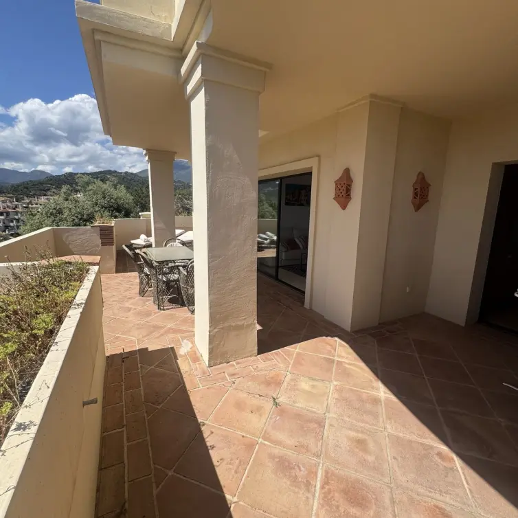 Venta de apartamento en planta media en Benahavís