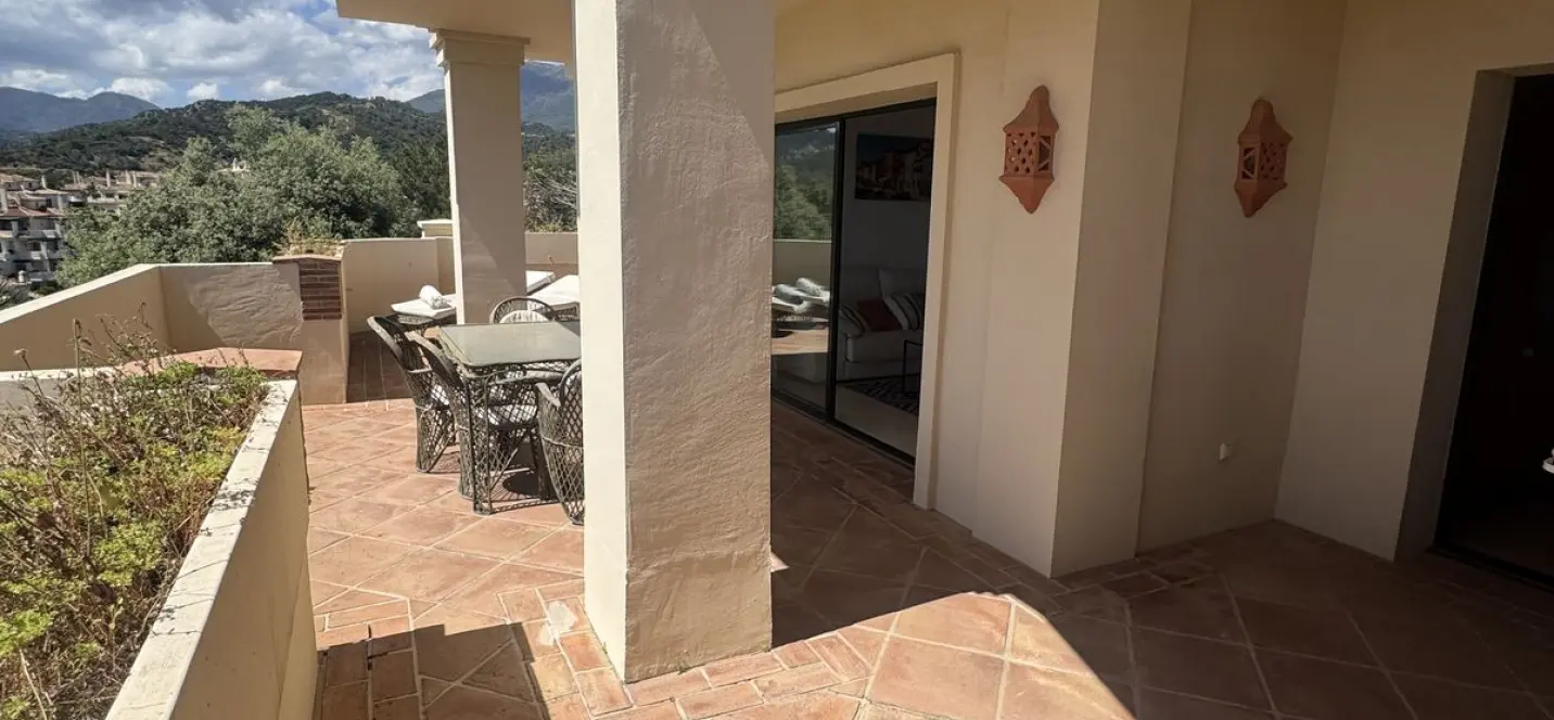 Venta de apartamento en planta media en Benahavís 3