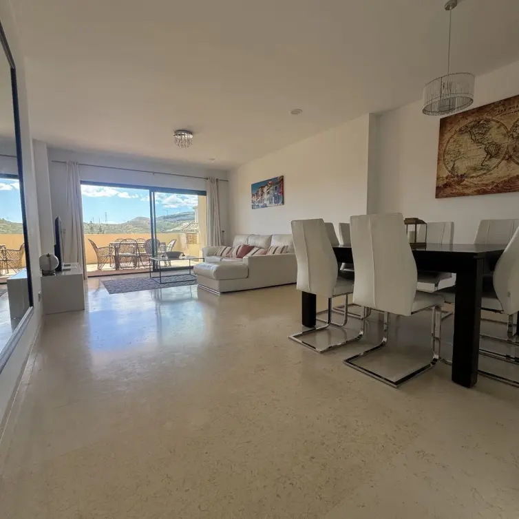 Venta de apartamento en planta media en Benahavís
