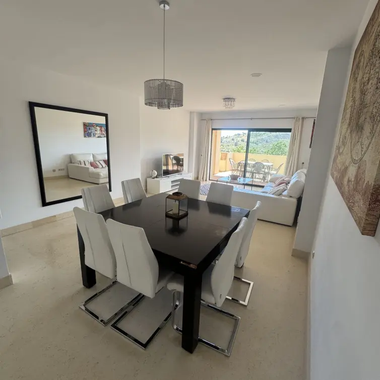 Venta de apartamento en planta media en Benahavís