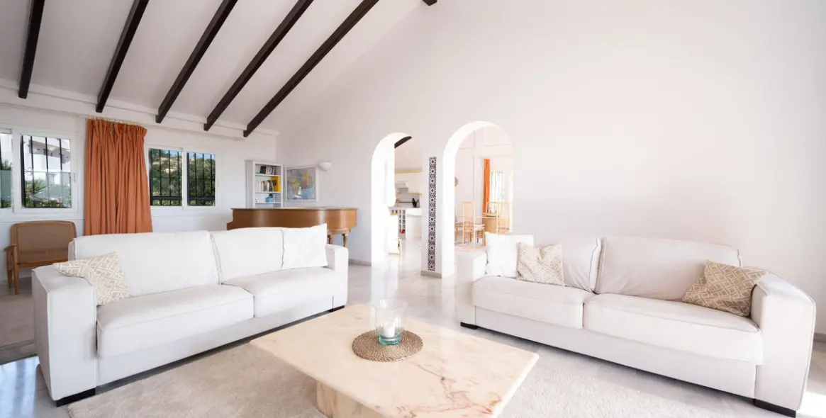 Продажа  отдельно стоящей виллы в Elviria 9