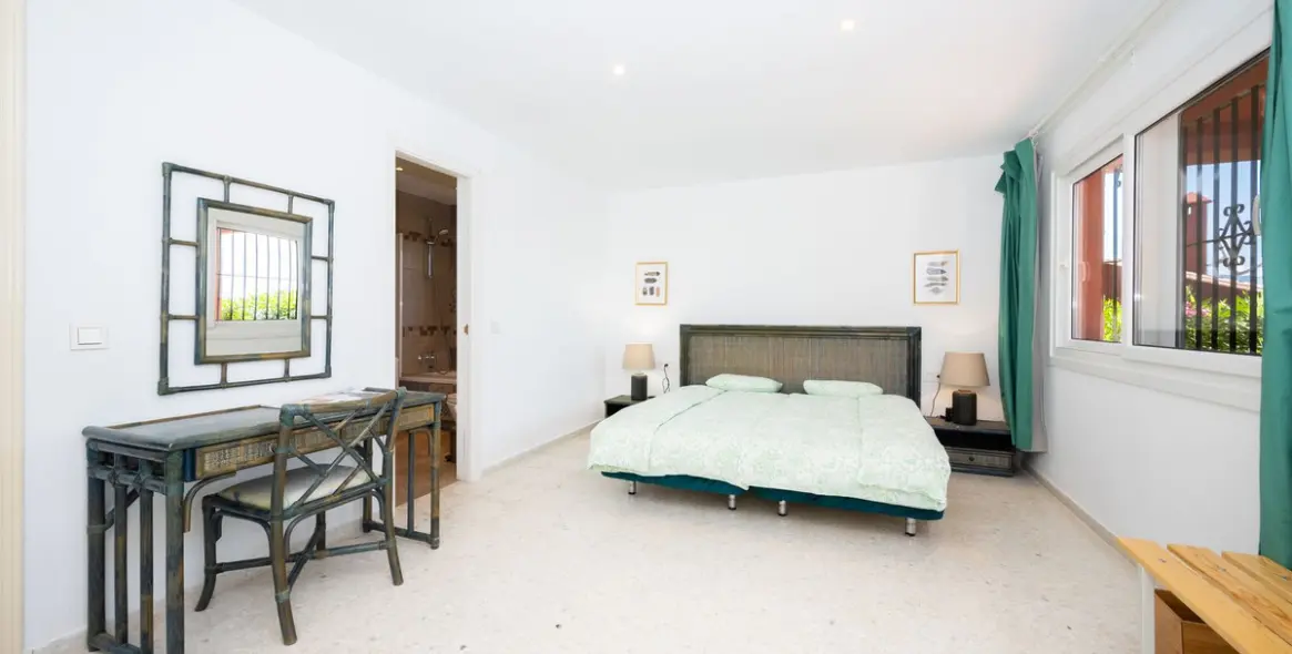 Продажа  отдельно стоящей виллы в Elviria 13