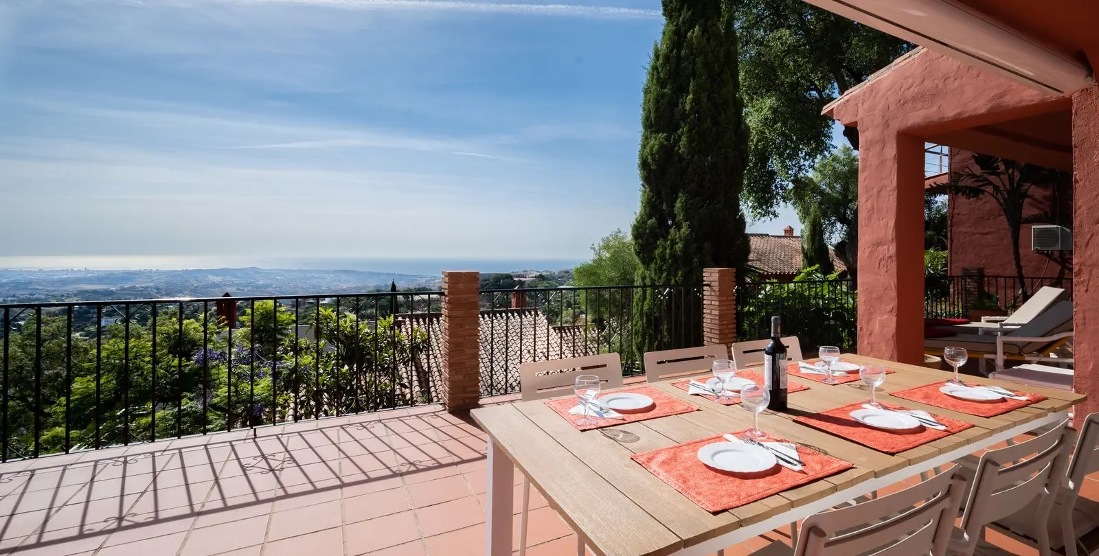 Sale of detached villa in Elviria 2