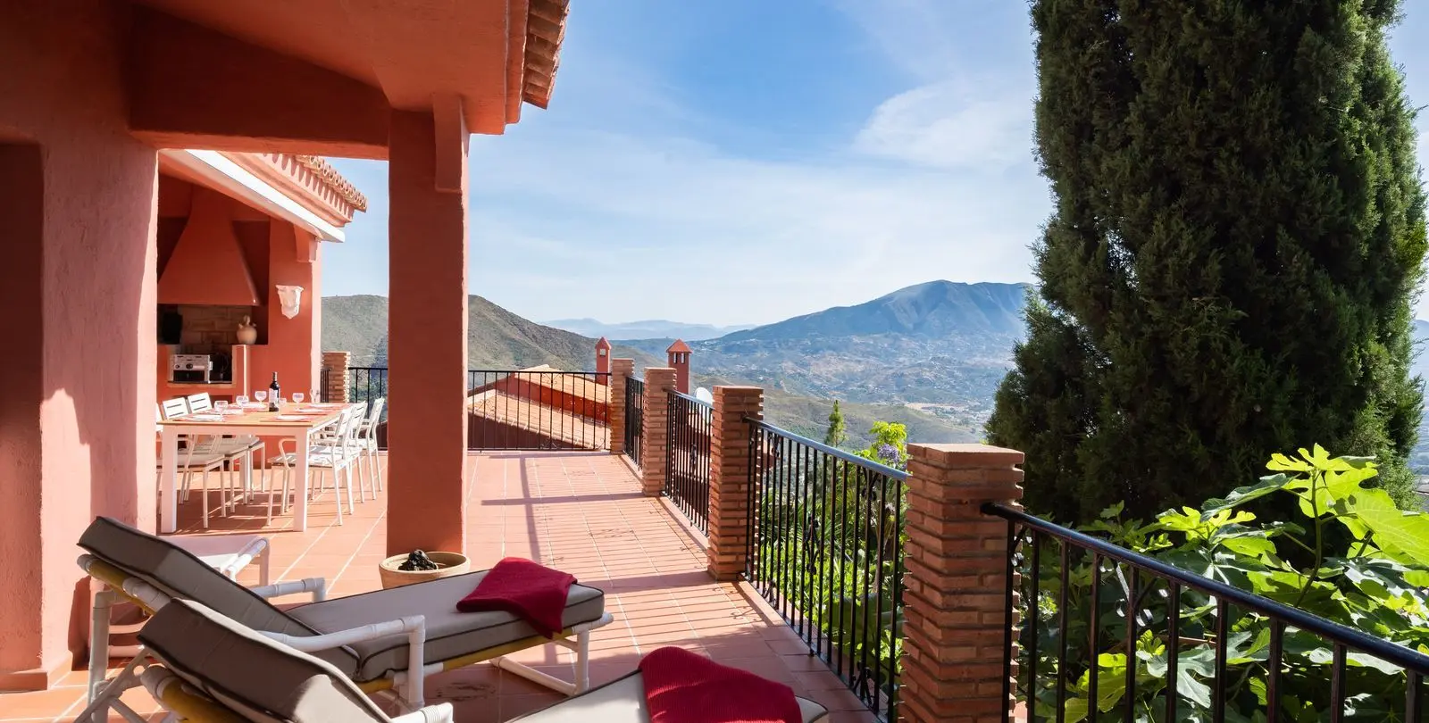 Sale of detached villa in Elviria 4
