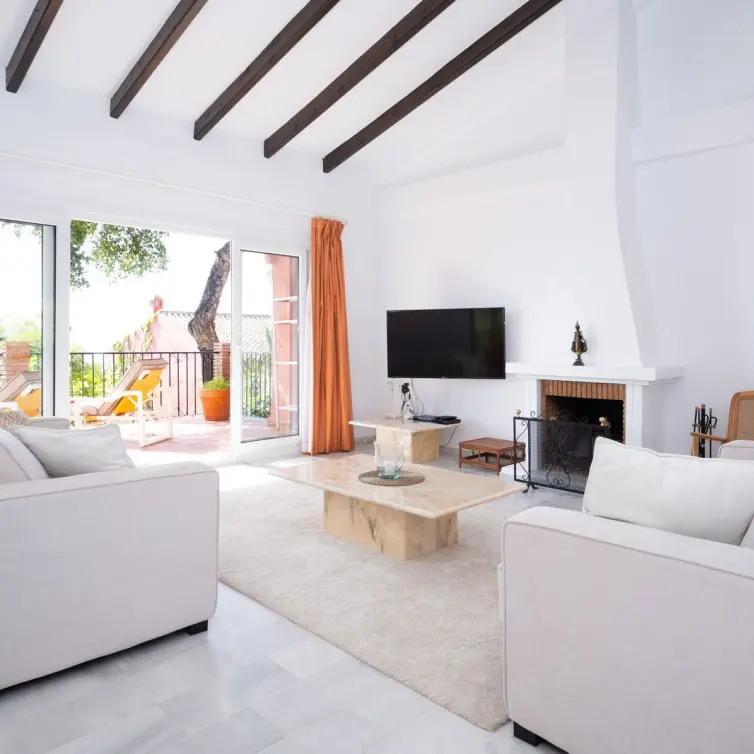 Продажа  отдельно стоящей виллы в Elviria