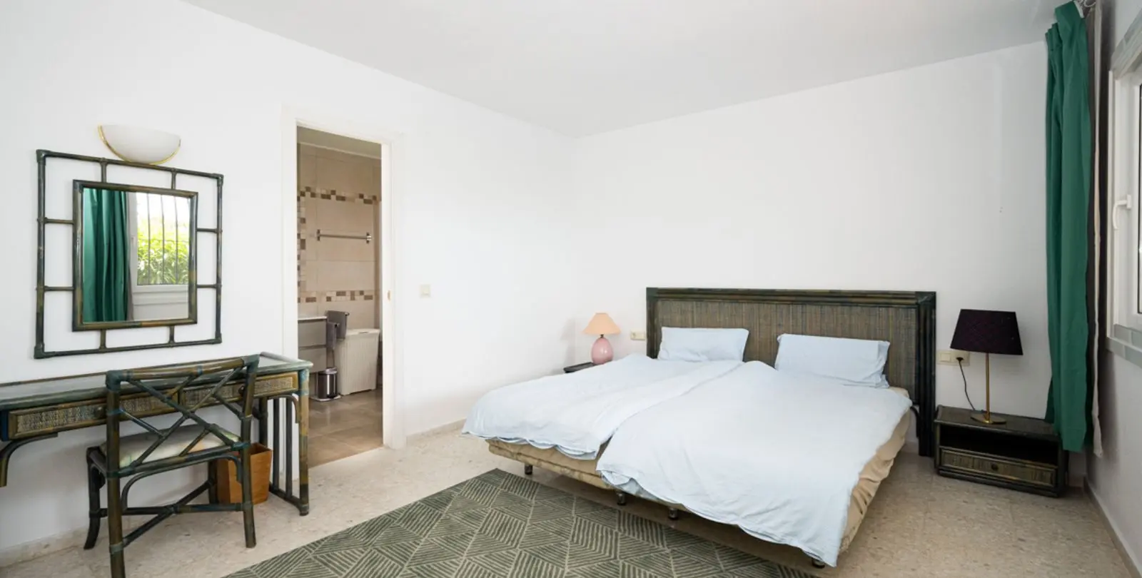 Sale of detached villa in Elviria 14
