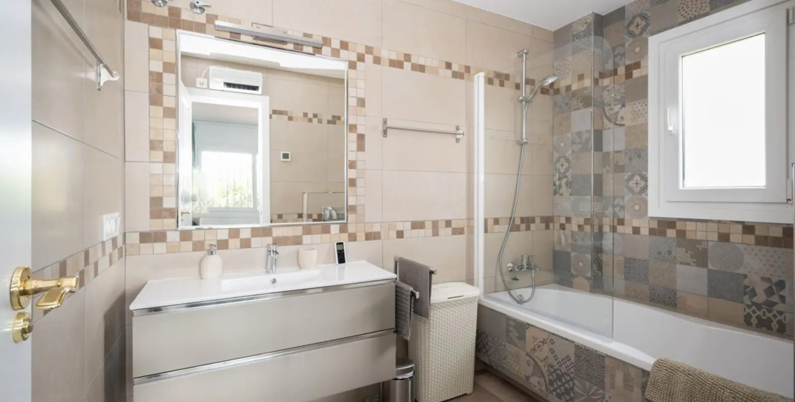Sale of detached villa in Elviria 20