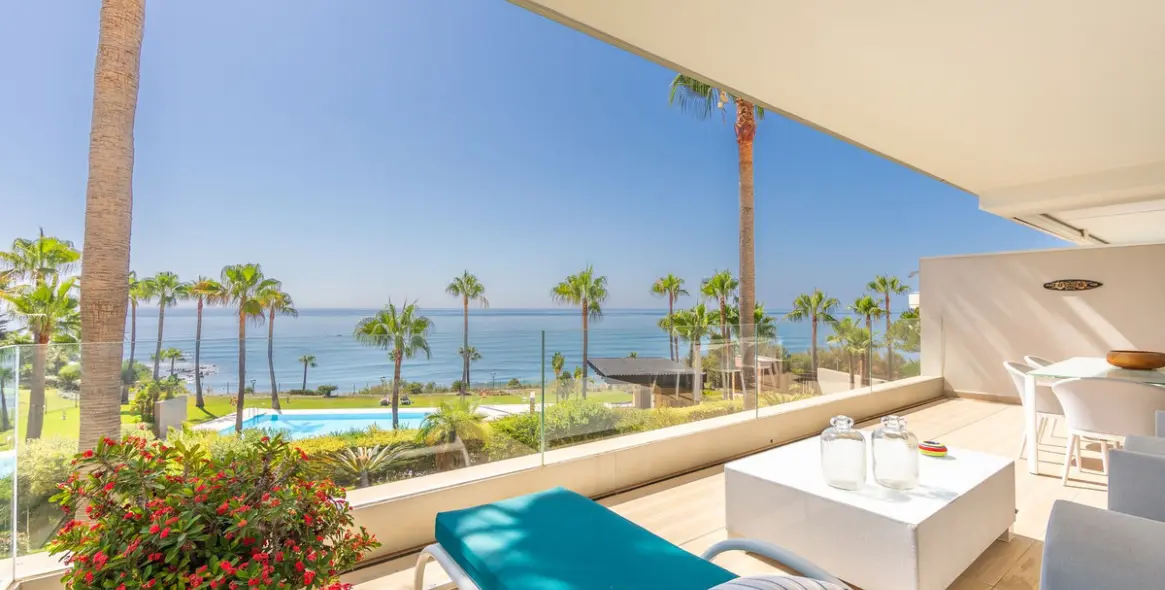 Sale of middle floor apartment in Estepona 1