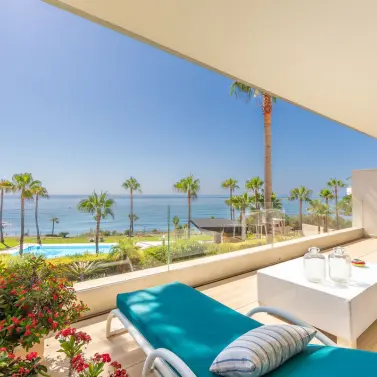 Sale of middle floor apartment in Estepona