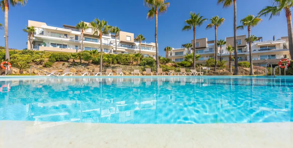 Sale of middle floor apartment in Estepona 2