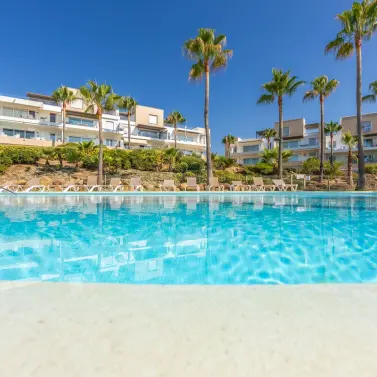 Sale of middle floor apartment in Estepona