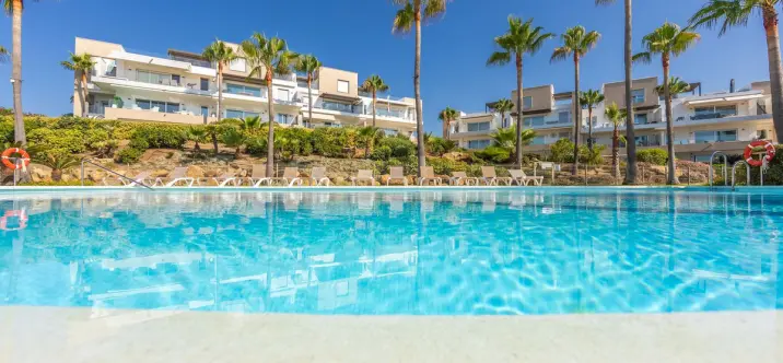 Sale of middle floor apartment in Estepona 1