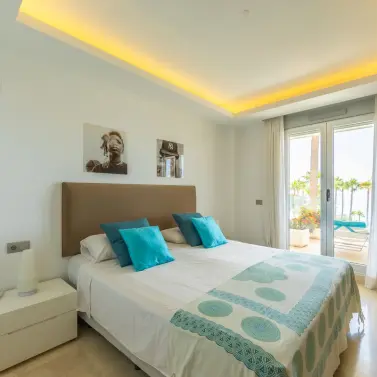 Sale of middle floor apartment in Estepona