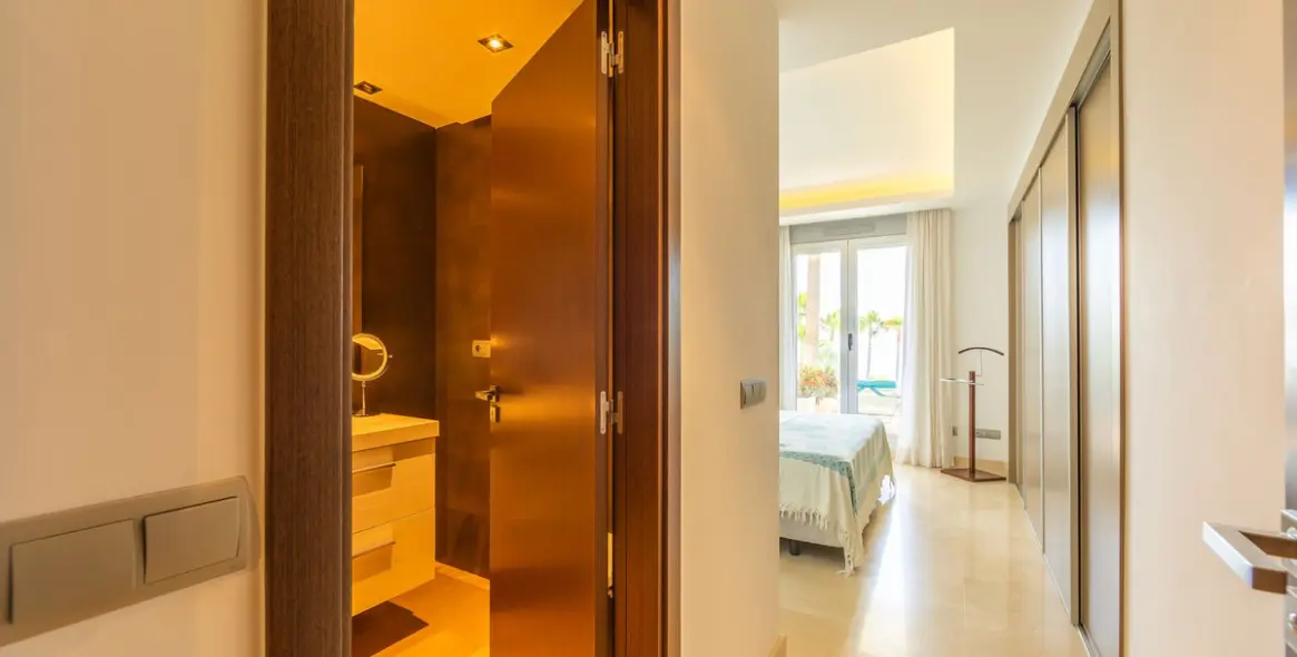 Sale of middle floor apartment in Estepona 28
