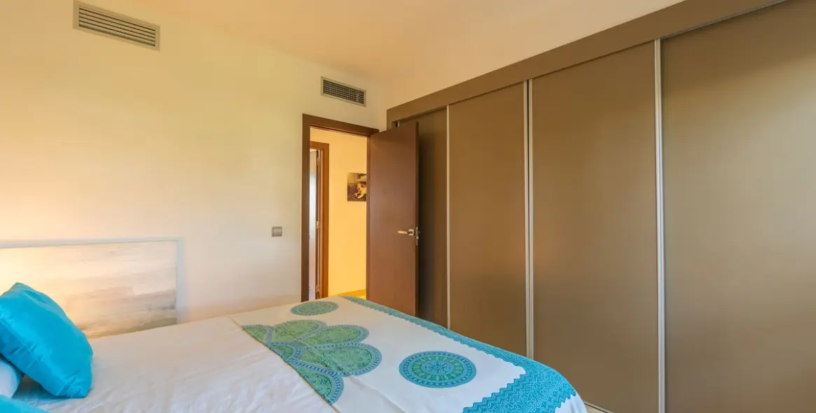 Sale of middle floor apartment in Estepona 32