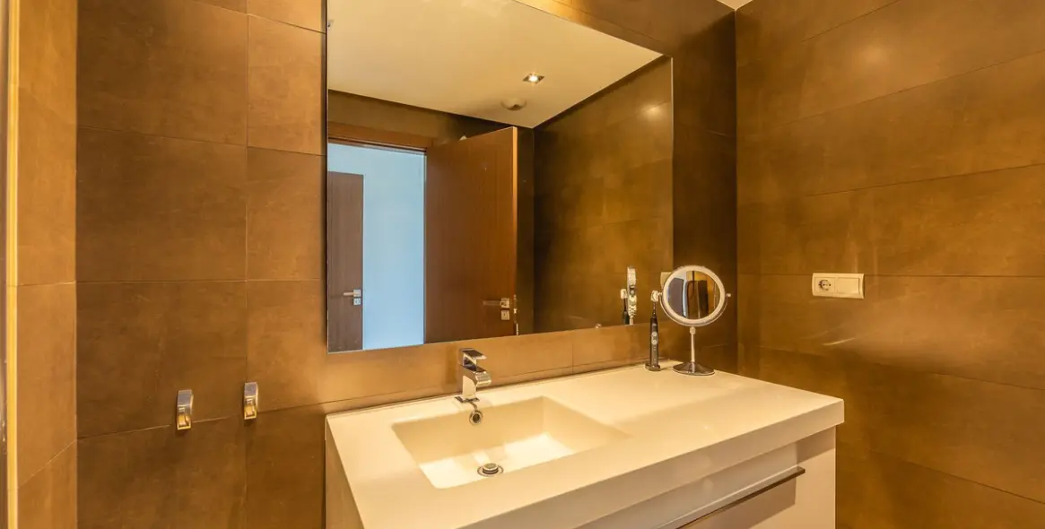 Sale of middle floor apartment in Estepona 34