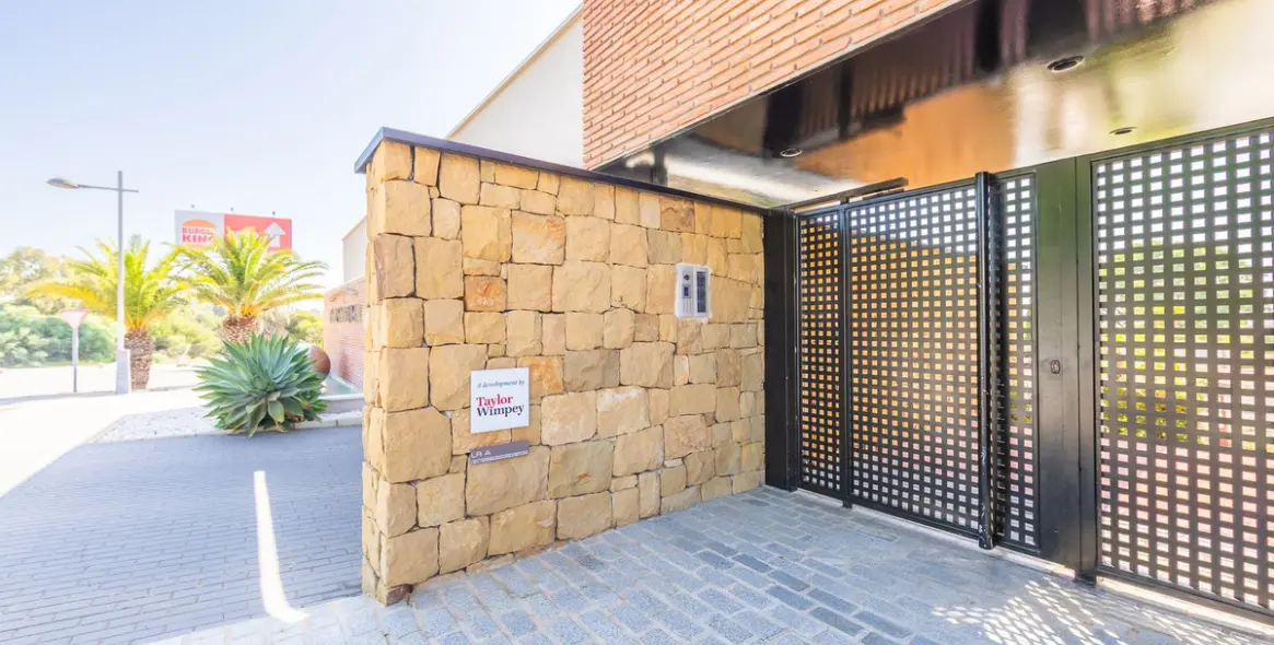 Sale of middle floor apartment in Estepona 39