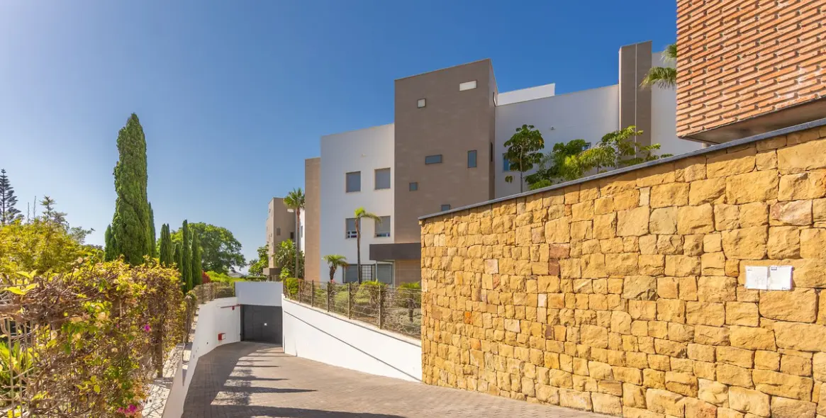 Sale of middle floor apartment in Estepona 40