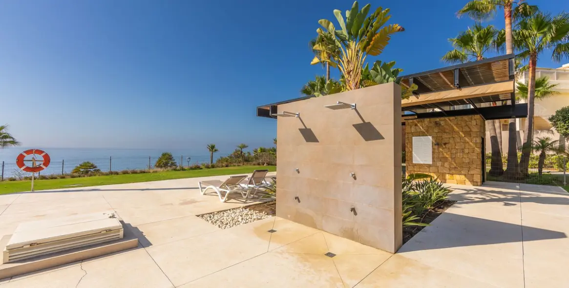Sale of middle floor apartment in Estepona 47