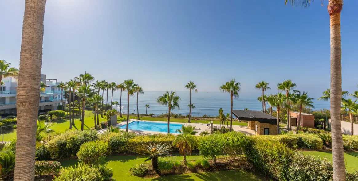 Sale of middle floor apartment in Estepona 48
