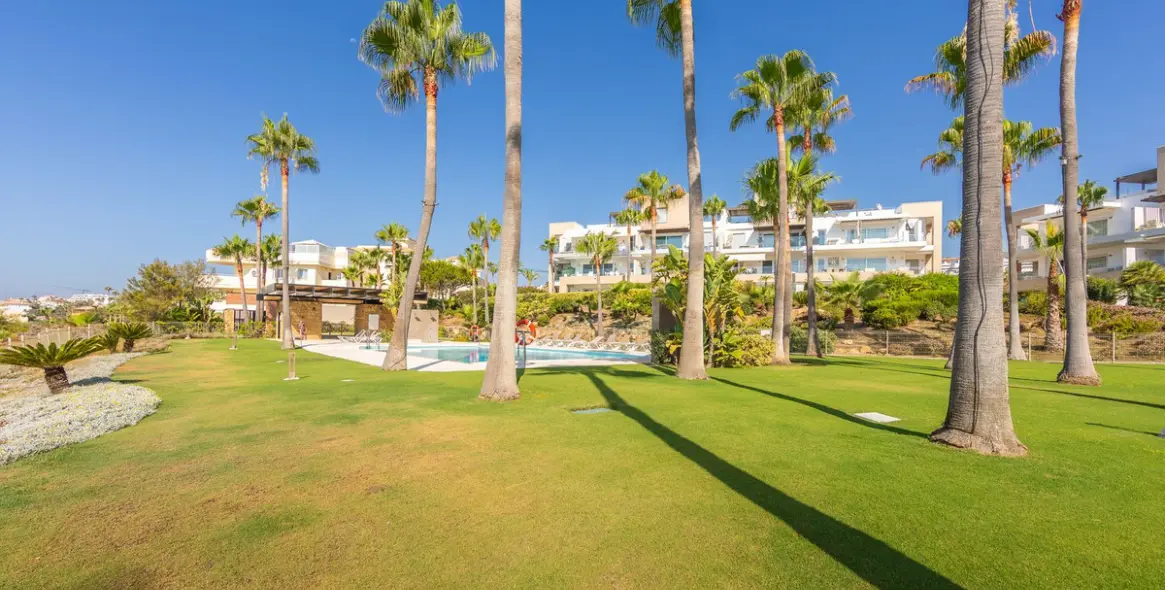 Sale of middle floor apartment in Estepona 50