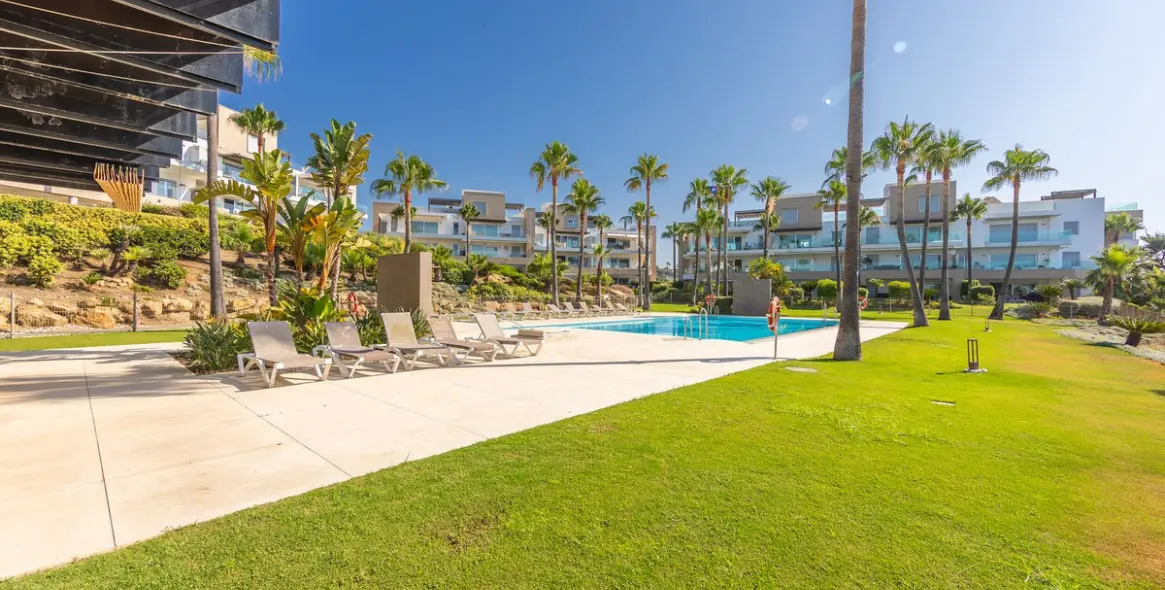 Sale of middle floor apartment in Estepona 52