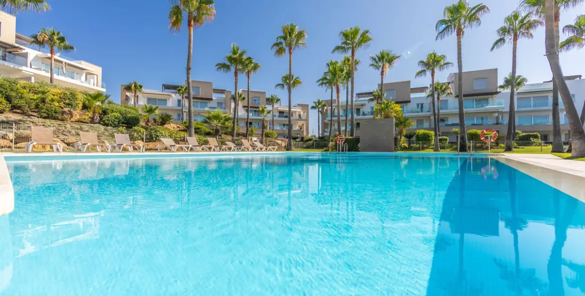 Sale of middle floor apartment in Estepona 54
