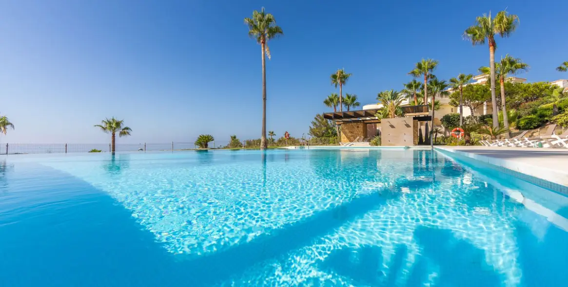 Sale of middle floor apartment in Estepona 57