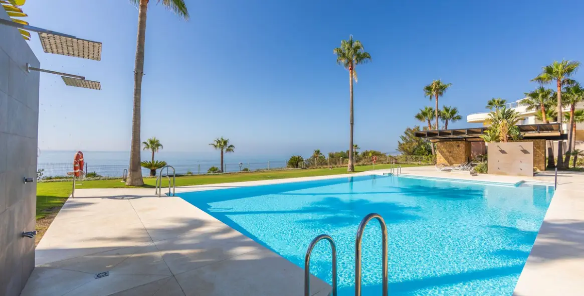 Sale of middle floor apartment in Estepona 60