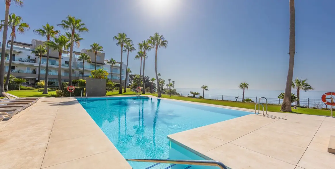 Sale of middle floor apartment in Estepona 62