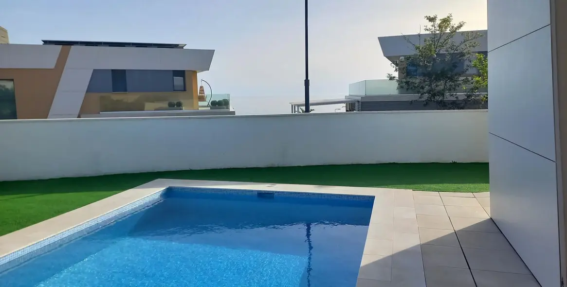Sale of townhouse in El Chaparral 3