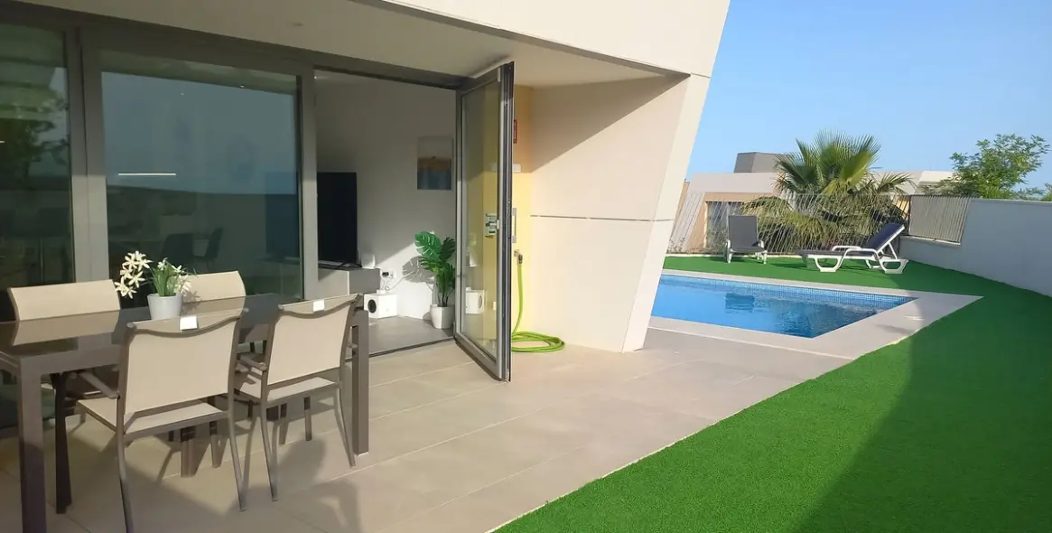 Sale of townhouse in El Chaparral 13