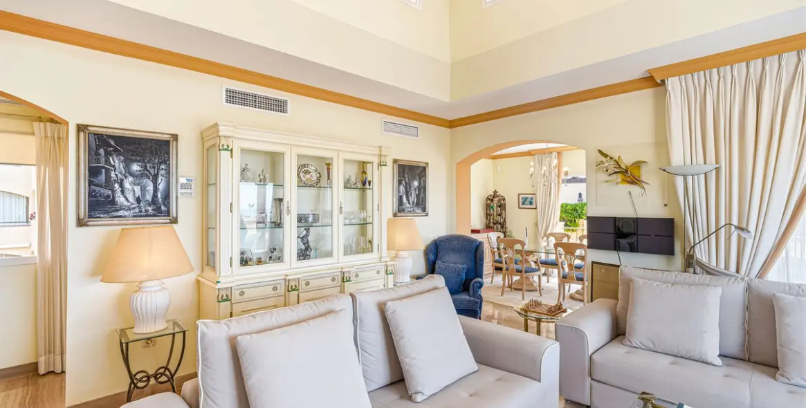 Продажа двухуровневого пентхауса в Elviria 5