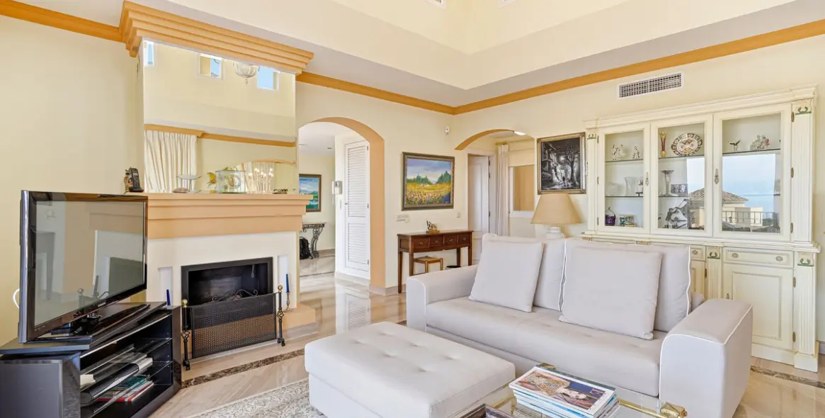 Продажа двухуровневого пентхауса в Elviria 6