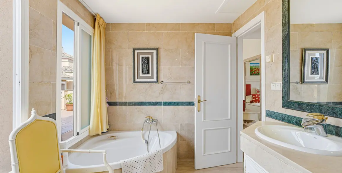 Продажа двухуровневого пентхауса в Elviria 24